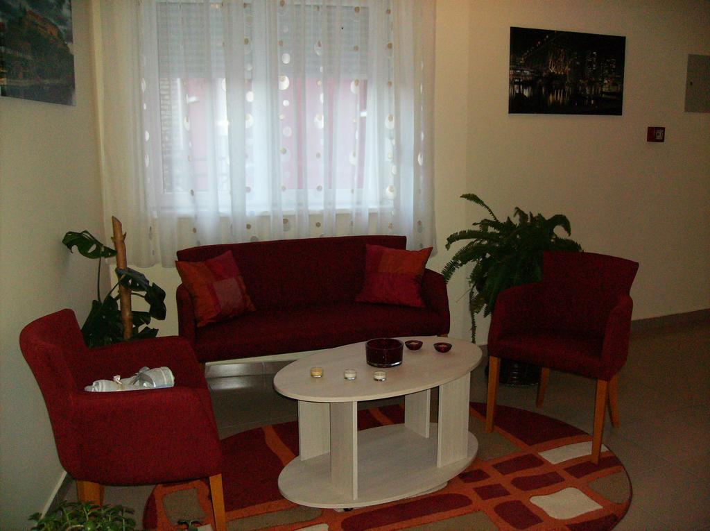B&B Zmajevo Gnezdo 021 Sremska Kamenica Екстер'єр фото